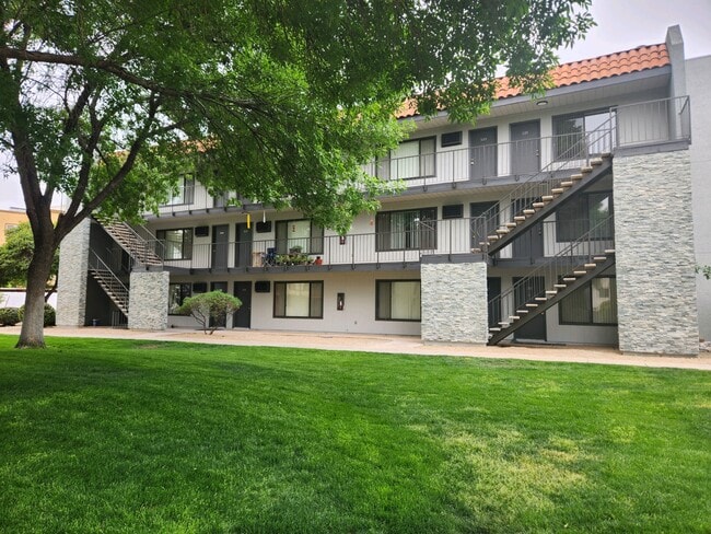 Photo - Sierra Carmichael Apartments