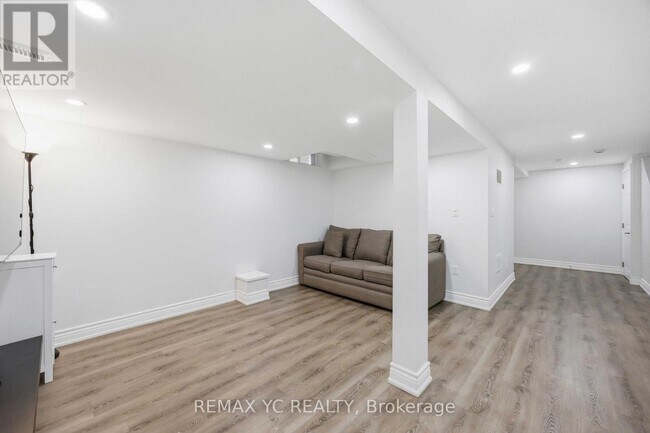 Photo - 140 Laramie Crescent