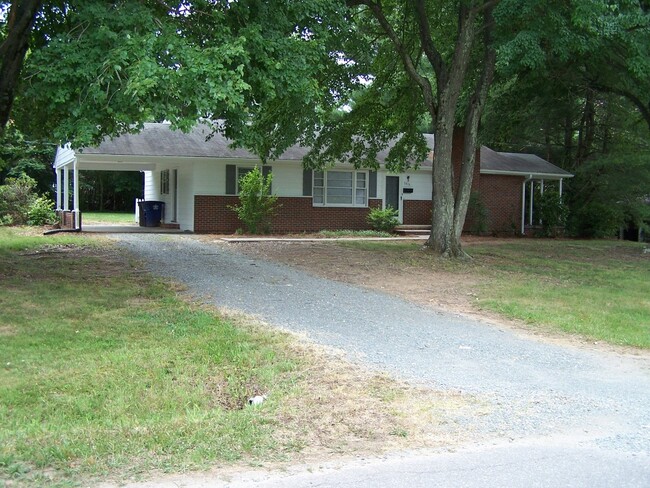 Great 3BR/1.5BA off of Country Club Rd! - Great 3BR/1.5BA off of Country Club Rd! House