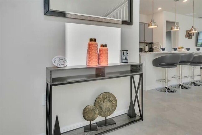 Photo - 7267 Oakmoss Loop