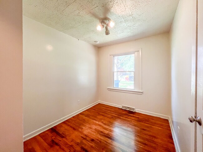 Photo - 2123 Walton St