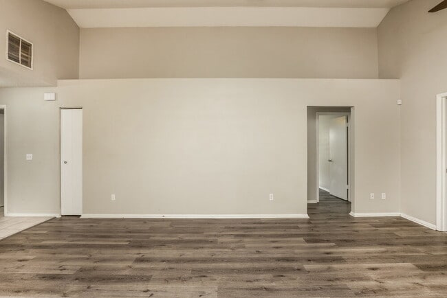 Photo - 585 Conure St