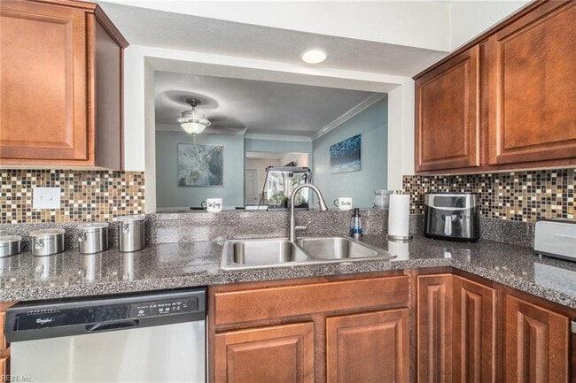 Kitchen - 662 Biltmore Dr