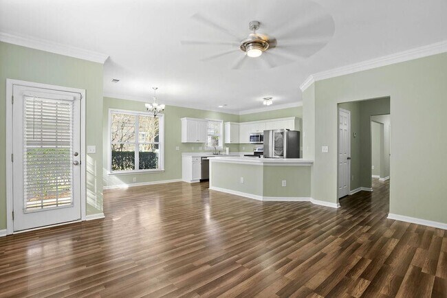 Photo - 206 Pimpernel St