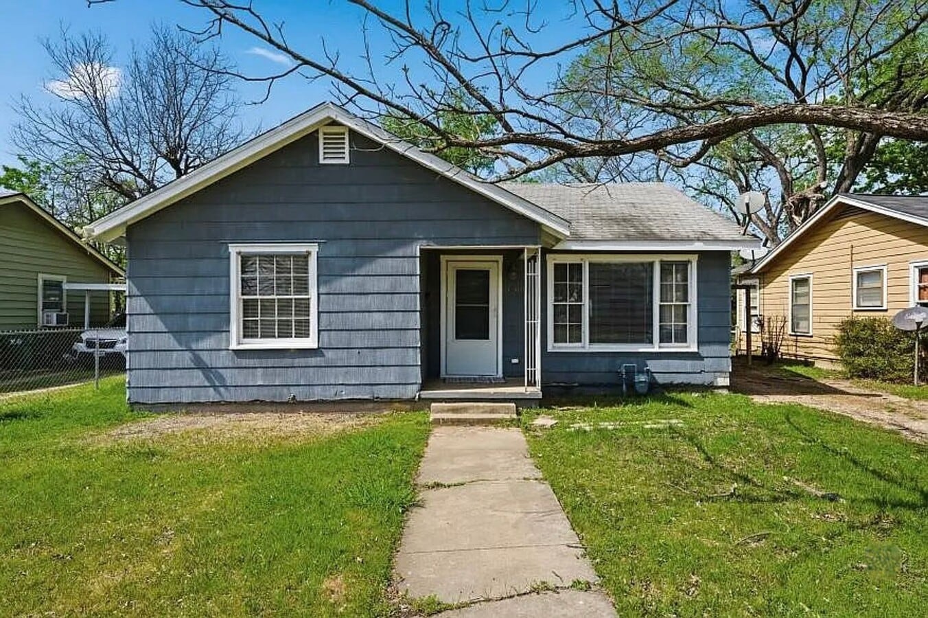 2 Bedroom House w/ Fenced Yard! - 2 Bedroom House w/ Fenced Yard!