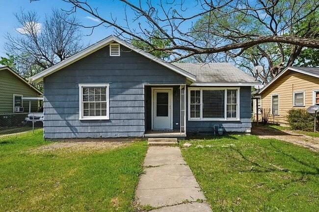 Building Photo - 2 Bedroom House w/ Fenced Yard!