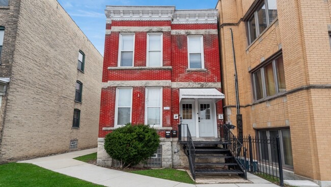 Building Photo - 932 N Richmond St Unit 1F