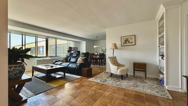 5410 Connecticut Ave NW Unidad Bright 2bdrm in Chevy Chase DC