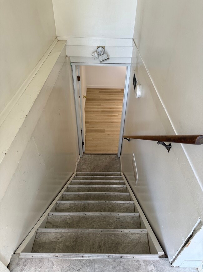 Photo - 512 32 Av NE