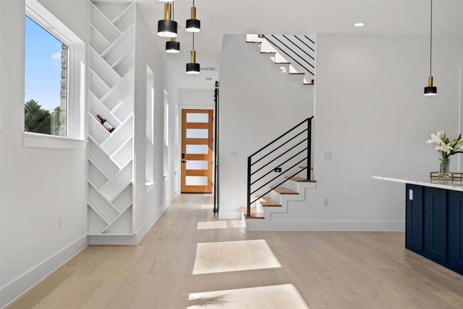 Photo - 501 Burton St E