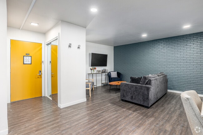 1BR, 1BA - 687SF - Living Room
