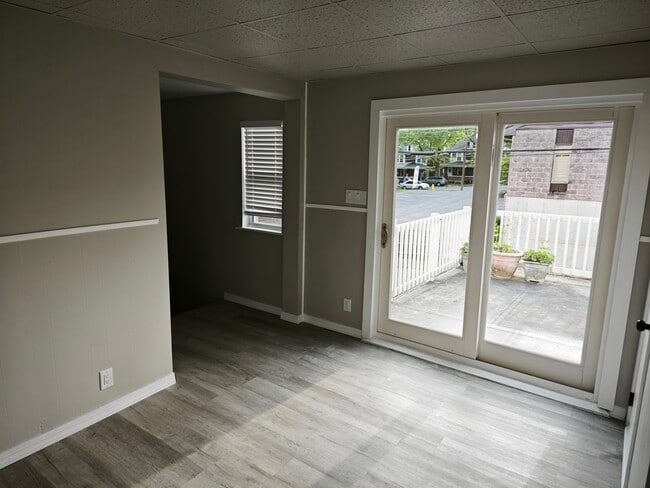 Building Photo - 612 W Garrison St