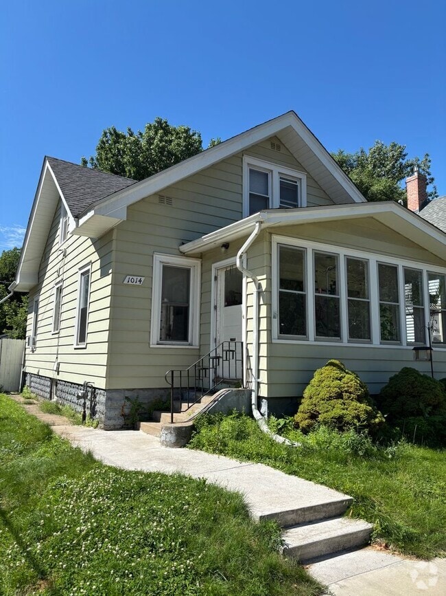 Building Photo - Spacious 3 Bedroom 2 Bath Unit in Northeas... Rental