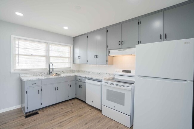 Photo - 101 W 7th St