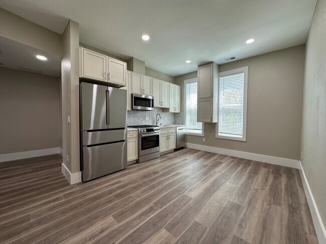 Building Photo - 206 W 5th Ave Unit 206B