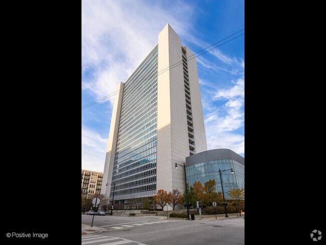 Building Photo - 500 W Superior St Unit 1806 Rental