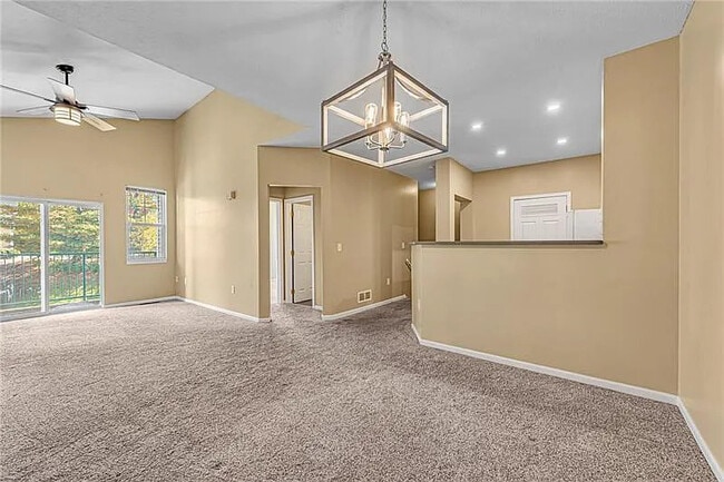 Family Room - 633 Eagle Pointe Dr Unit #633