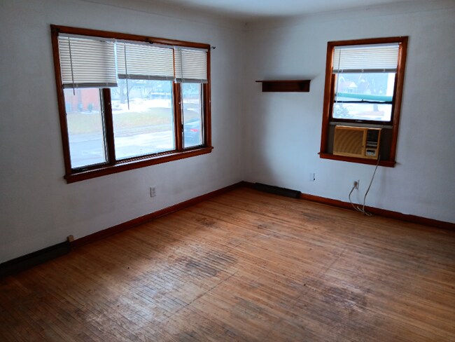 Photo - 640 N Summit St