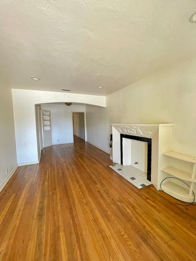 Building Photo - 205-207 Tennant Unit 205