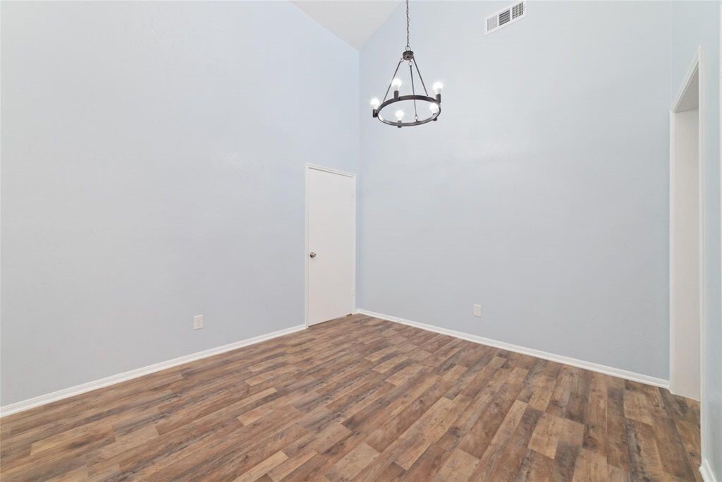 Photo - 17 April Point Dr N