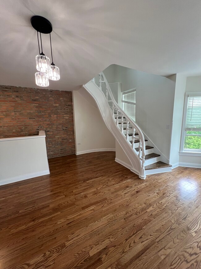 Building Photo - 119 S Paulina St Rental