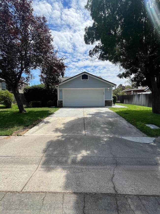 Building Photo - $2450 - 3 Bed/2 Bath Home in a Beautiful Neighborhood