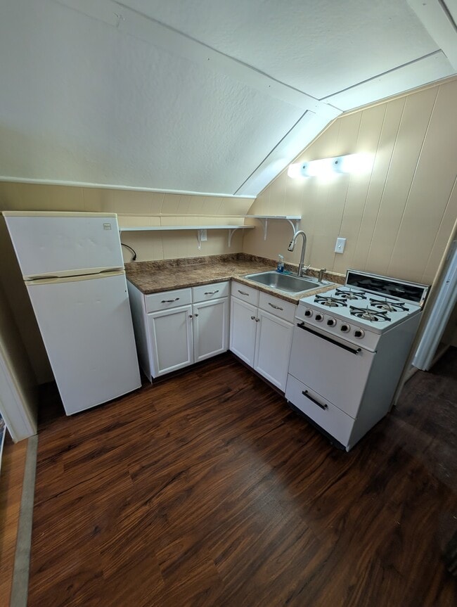 Cocina pequeña - 256 Sargent Rd Unidad Studio apartment