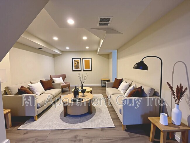 Photo - 323 Queenston Rd