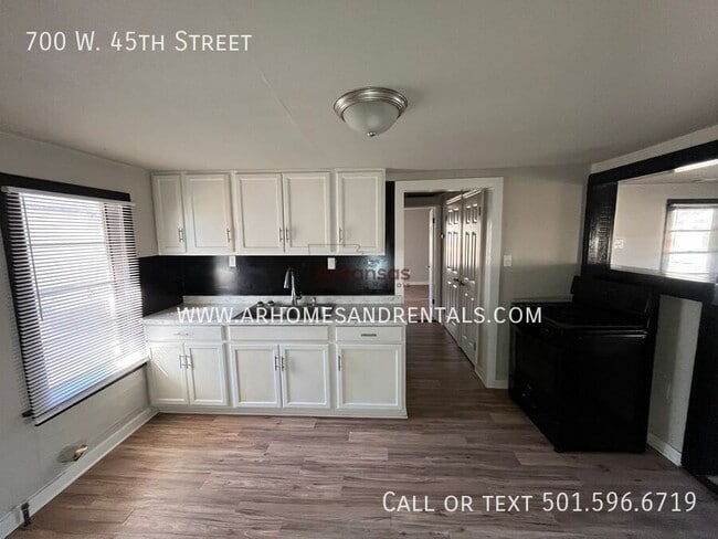 Photo - 700 W 45th St