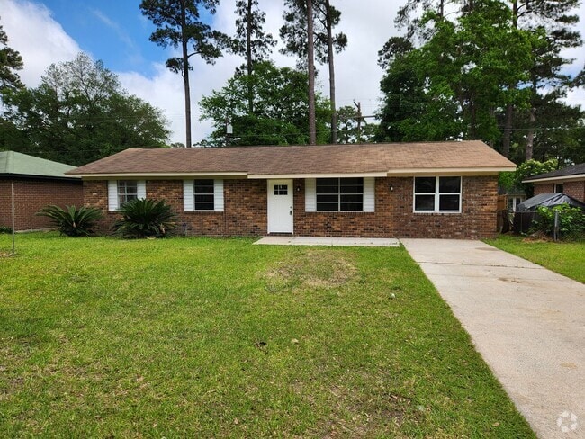 Building Photo - Stunning 4 bedroom, 2 bathroom home locate...