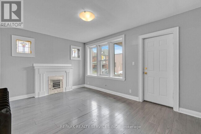 Photo - 5 Fairholt Rd N Unit 8