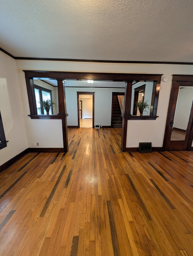 Photo - 214 SW Broadmoor Ave