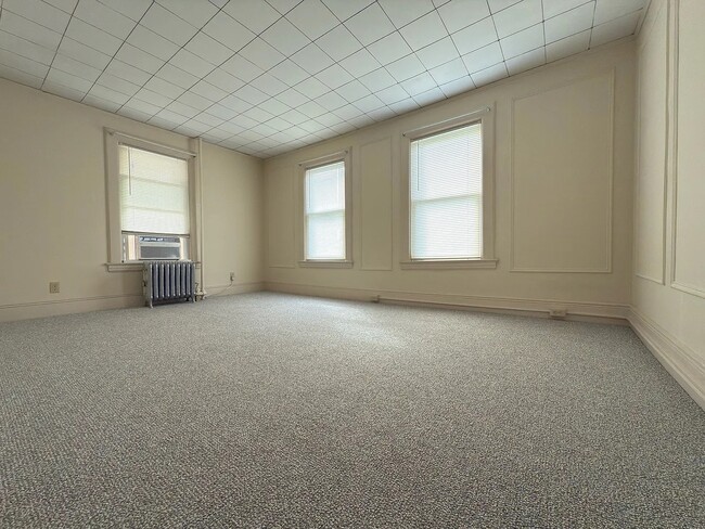 Building Photo - 88 Seneca Ave Unit 2nd Floor Private Home
