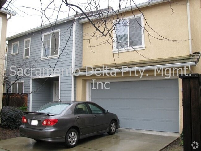 Building Photo - Spacious 3 Bed/2.5 Bath Home in a Great Lo...