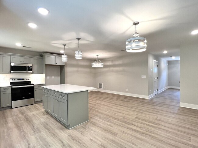 Photo - TOWNHOME ON WEST SIDE NEAR FIVE OAKS GOLF ...