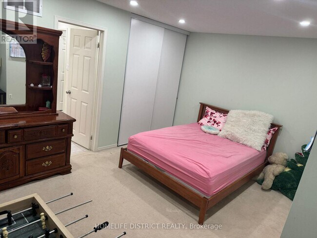 Photo - 1100 Ashgrove Crescent