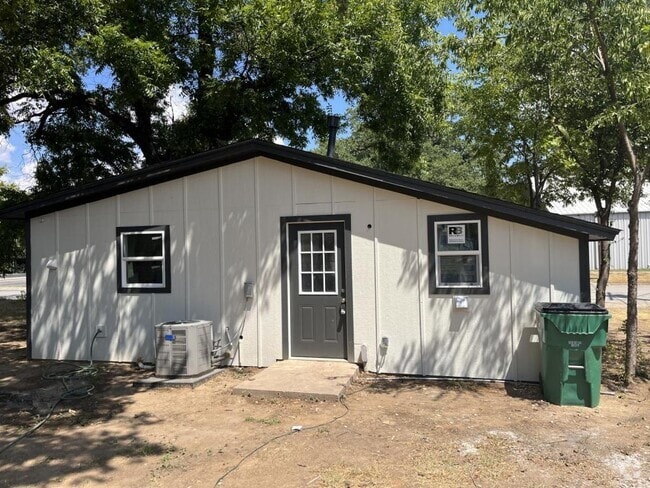 Building Photo - 210 E Cates St Rental
