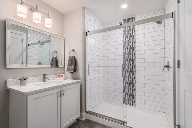 Mosiac titulada ducha & espejo enmarcado - Valencia on High