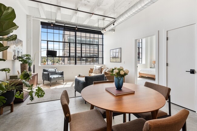 El loft de una habitación, visto desde la mesa del comedor.