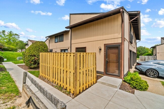 Photo - Condo in Woodside Square. 3Br / 1Ba Renovated. Garage.