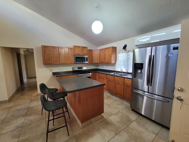 Building Photo - Great price for this 3 Bedroom 1.5 Bathroo... Rental