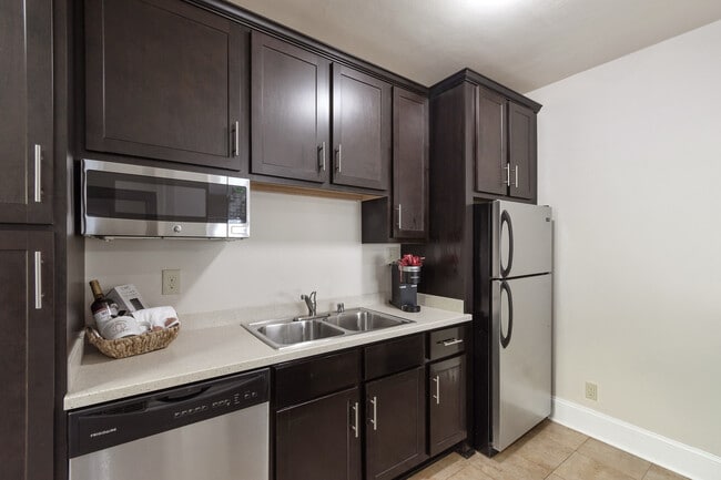 Building Photo - Cambridge Manor