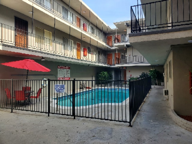 Vanowen Villas Pool - Vanowen Villas Apartments