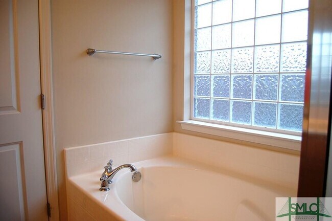 Photo - 3 Bedroom/2Bath+Bonus Room & Private Back Yard