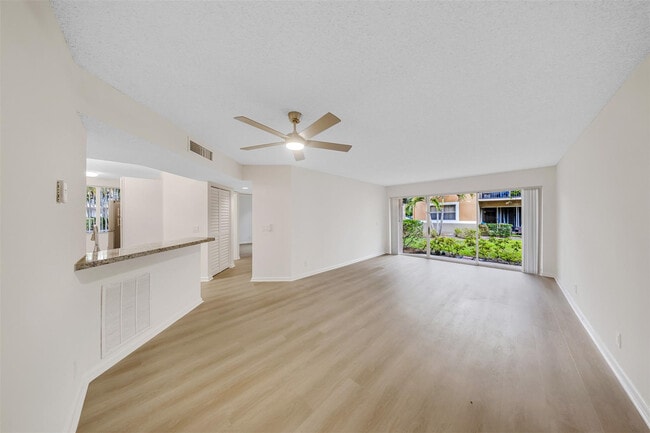 Photo - 8977 Wiles Rd Unidad 102