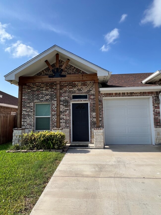 Building Photo - 1027 Fairway Dr Unit 1