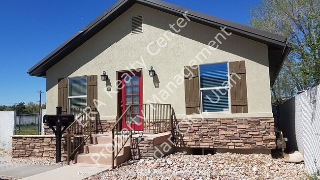 Building Photo - Move-In Discount - 2 Bedroom 1 Bath Basement Apartment of Single Family Home