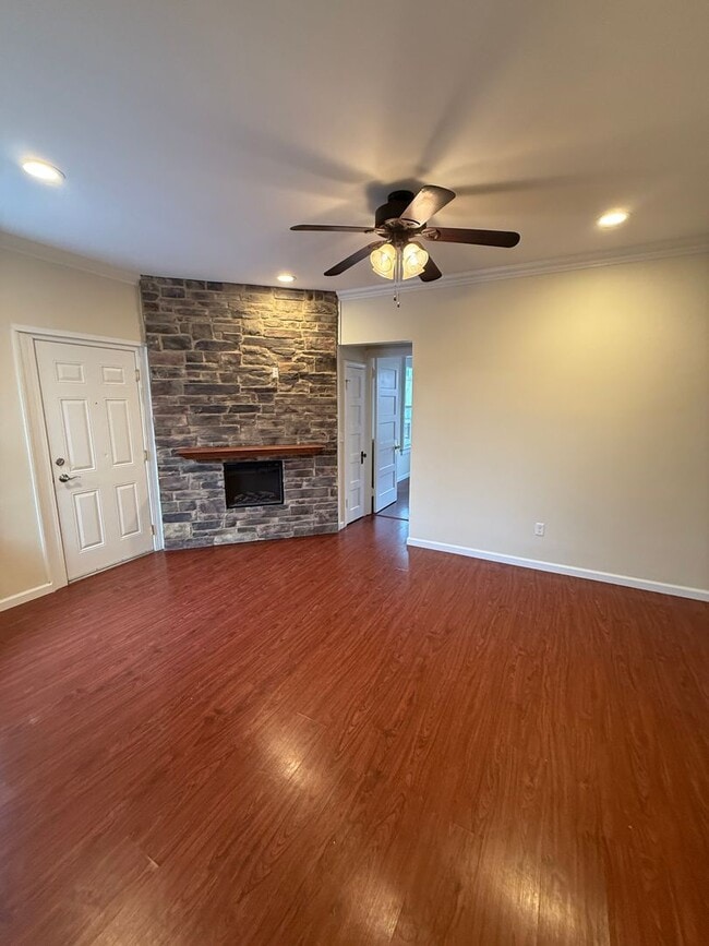 Photo - Sisson Plaza Unit 16 Sisson North