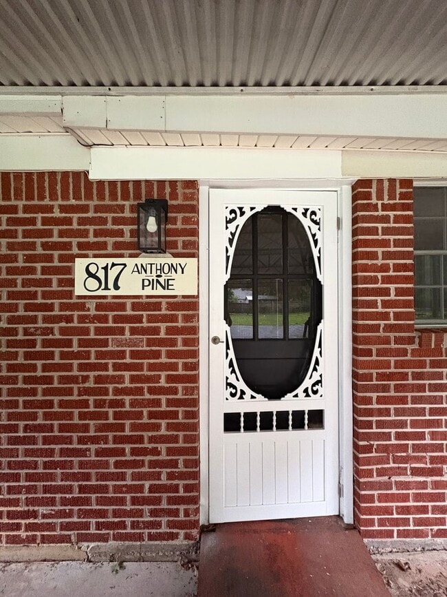 Photo - Beautiful 4 bedroom/1 bath with Central Air & Heat on Corner Lot