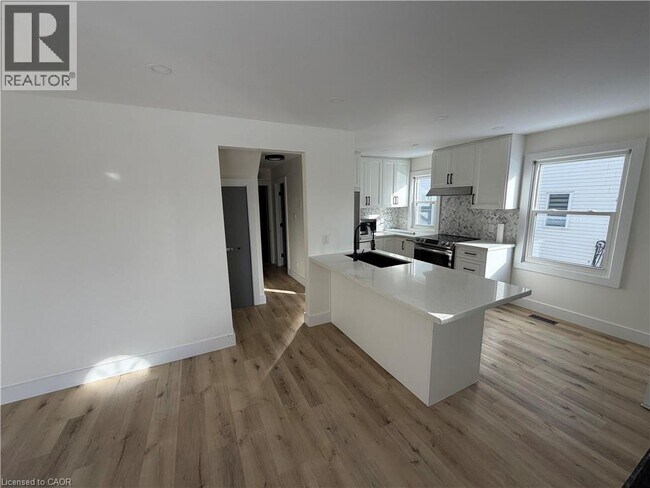 Photo - 137 Whitley St